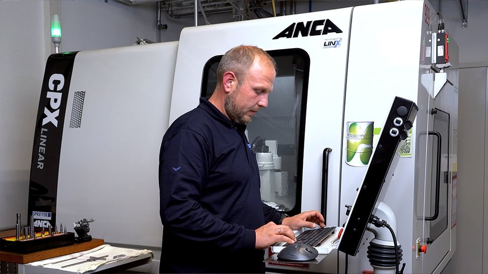 Qualitätssicherung im Prozess: LaserULTRA und iView messen die Werkzeuggeometrie direkt in der Maschine und ersetzen externe Messschritte.