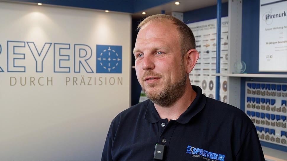 RFID statt fester Paletten: RFID-Chips in den Werkzeugträgern ermöglichen eine flexible Reihenfolge der Werkzeuge und das kurzfristige Einschieben eiliger Aufträge.